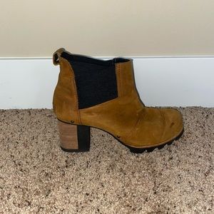 Used like new- black and brown sorel boots